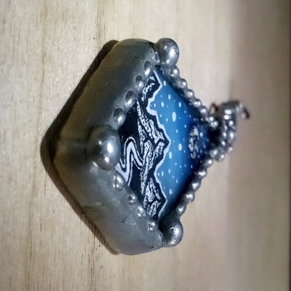 Metal pendant with mountain and sky artwork on resin - Picture 6 of 8